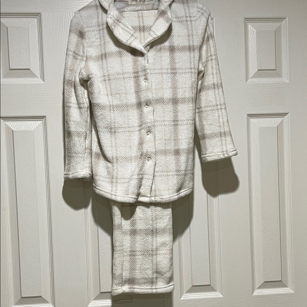 BNWOT BODY TOUCH LINGERIE SOFT FLEECE CREAM AND TAUPE PLAID PAJAMAS SIZE SMALL